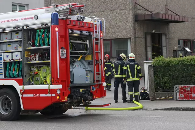 Die Feuerwehr musste einen Gefahrstoffeinsatz bei der Welser Firma Mettec Guss durchführen – dort war es in einem Behälter zu einer heftigen chemischen Reaktion gekommen. | Foto: laumat.at