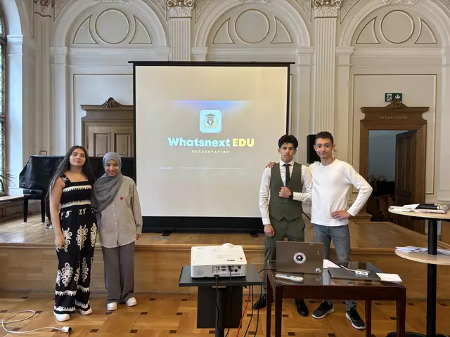 Antonia, Reem, Tayem und Aziz führten durch die Präsentation der neuen App. (v.l.) | Foto: Laura Rieger/MeinBezirk