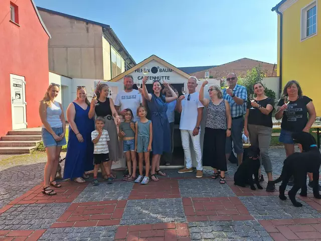 Die Eröffnung der ,,Herrnbaum Gartenhütte'' wurde mit vielen Gästen gebührend gefeiert.  | Foto: Körber