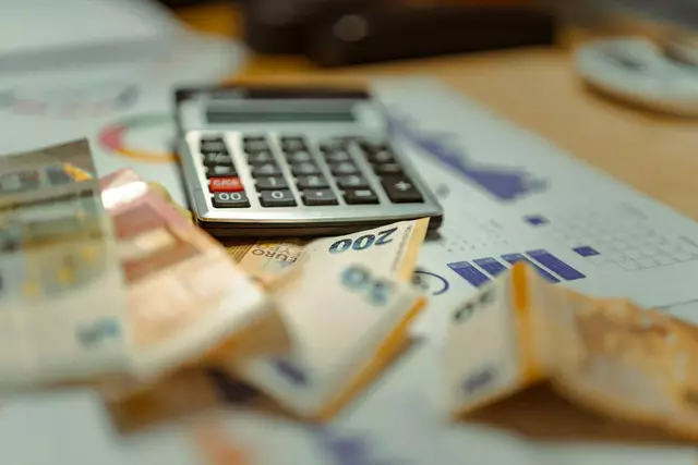 Trotz stabiler Privatkonkurse steigt die Zahl der Unternehmensinsolvenzen in Tirol deutlich – mit teils dramatischen Auswirkungen auf Wirtschaft und Arbeitsmarkt. | Foto: unsplash
