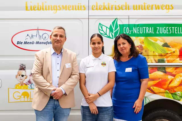 Goran Lalic (Geschäftsführer Die Menü-Manufaktur), Lana Khalaf (Rapid-Spielerin) und Christina Kejik-Hopp (Geschäftsführerin Die Menü-Manufaktur) beim Tag der offenen Küchentür. | Foto: Die Menü-Manufaktur