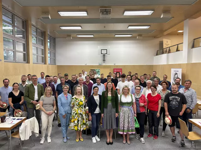 Weinkompetenz auf einem Bild vereint, die Fachjury 2025 mit Gastgeber Dir. Reinhold Holler (vorne links) und Weinhoheit Magdalena I. (Mitte) | Foto: Anna Kerec/MeinBezirk