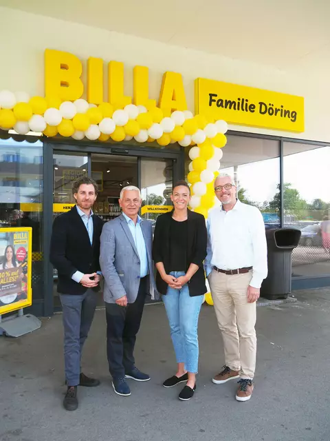 Vor dem neuübernommenen Billa-Markt in der Südstadt: Brian Beck (Billa-Vorstand für das
Ressort Großhandel &amp; Kaufleute), Nicole Döring, Bürgermeister Johann Zeiner und Hermann
Weiß (Vertriebsdirektor für Billa-Kaufleute). | Foto: Marktgemeinde Maria Enzersdorf