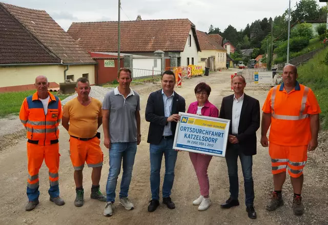Stefan Geier (Straßenmeisterei Tulln), Ernst Gerstbauer (Straßenmeisterei Tulln), Michael Bamberger (Leiter der Straßenmeisterei Tulln), LAbg. Andreas Bors in Vertretung von LH-Stellvertreter Udo Landbauer, Anna Haider (Bgm. von Tulbing), Ronald Keiblinger (Leiter-Stv. der Straßenbauabteilung Tulln), Peter  Hintermayer (Straßenmeisterei Tulln). | Foto: Amt der NÖ Landesregierung