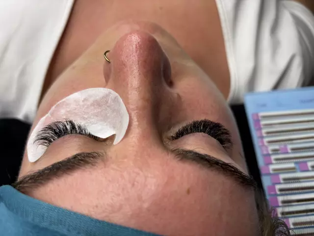 Perfekter Augenaufschlag: Bei der professionellen Wimpernverlängerung | Foto: Victoria Nagy