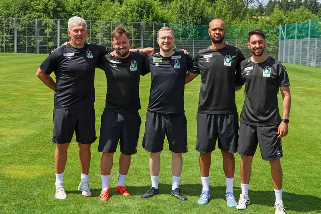 Das SVR-Trainerteam (von links:) mit Tormann-Trainer Wolfgang Wimmer, Analyst Moritz Kossmann, Cheftrainer Maximilian Senft, Co-Trainer Emmanuel Faloba und Athletiktrainer Mauro Zanoguera (v.l.). Nicht am Bild: Co-Trainer Eduard Buxmann. | Foto: Reinhard Schröckelsberger/SV Ried