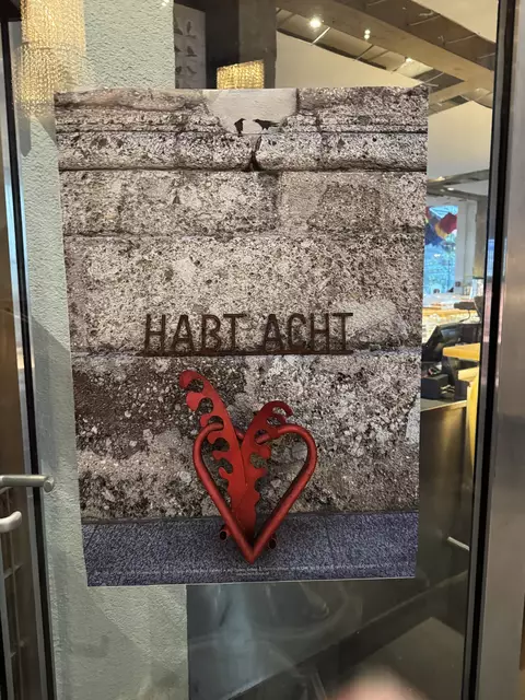 Geniales Norbert Pleifer - Plakat erinnert an die Ereignisse rund um die „Herz-Jesu-Plastik“ von Alois Schild - damals. | Foto: leflaneur-herrbert waltl