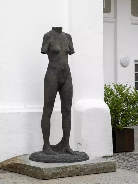 Skulptur Bernd Stöcker, "Die Stehende" - vor dem DARINGER Kunstmuseum  | Foto: Andreas Mühlleitner