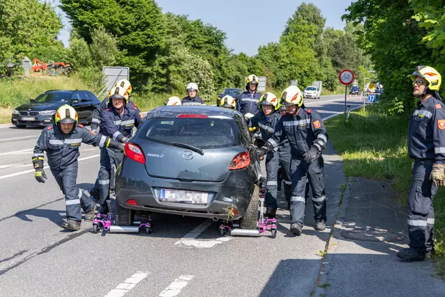 Mittels Radroller schoben mehrere Einsatzkräfte das Unfallwrack auf einen benachbarten Parkplatz und stellten es dort gesichert ab. | Foto: Manuel Kitzler