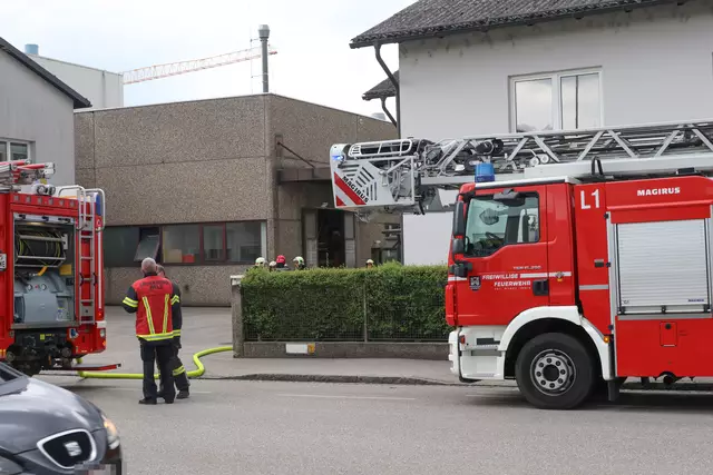 Die Feuerwehr musste einen Gefahrstoffeinsatz bei der Welser Firma Mettec Guss durchführen – dort war es in einem Behälter zu einer heftigen chemischen Reaktion gekommen. | Foto: laumat.at
