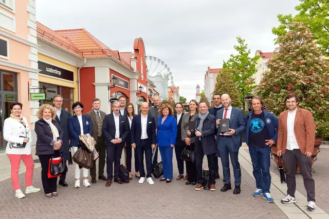 Die international geprägte Delegation stattete dem Designer Outlet einen Besuch ab. | Foto: Daniel Bointner