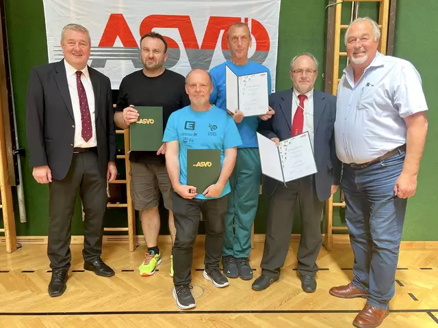 Im Rahmen des ASVÖ-Cups wurden auch Goldene und Silberne Ehrenzeichen für Verdienste um den Karatesport vergeben. | Foto: Karateverband Steiermark