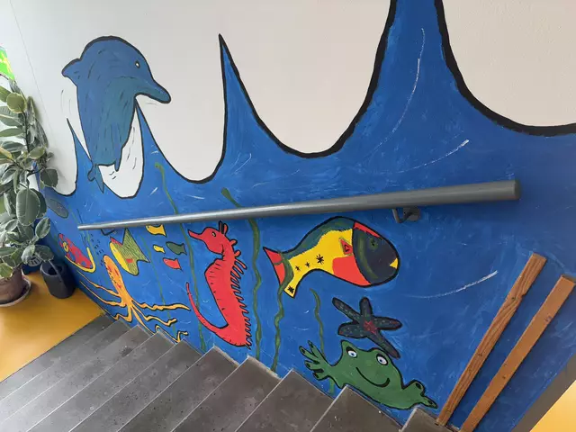 Die Treppenwand haben die Kinder und Jugendlichen gemeinsam mit dem Team vom Zentrum ELF selbst gestaltet. | Foto: Schrofner