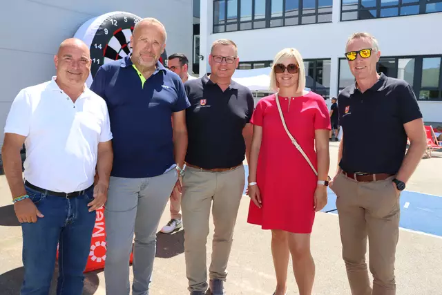 Roman Luksch, Werner Griesmaier (SGS Industrial), Dorf an der Prams Bürgermeister Thomas Ahörndl, Steffi Pointner und Dorf an der Prams Amtsleiter Thomas Richter. | Foto: Markus Bäumler/zema-medien.de