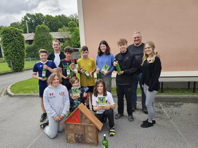 Junge Forscher der MS Deutsch Goritz mit Lisa Wolf (r.), Bernard Wieser (2.v.r.) und Direktor Dominik Frisch (2.v.l.) | Foto: MS Deutsch Goritz
