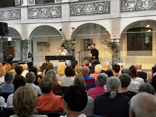 Die Austro-Musikerin Ina Regen konnte die 400 Gäste bei dem Konzert im Schloss Puchberg gekonnt mit ihren Mundart-Songs in ihren Bann ziehen. | Foto: MeinBezirk