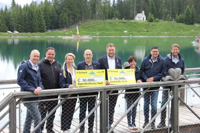 Bei der feierlichen Scheckübergabe im Freizeitareal Hög in Serfaus: Stefan Mangott, Michael Schöpf, Claudia Plangger, Philipp Schumacher, Florian Klotz, Andrea Pfeifer-Scherl, Christof Schalber und Reinhard Walch (v.l.). | Foto: Schwarz
