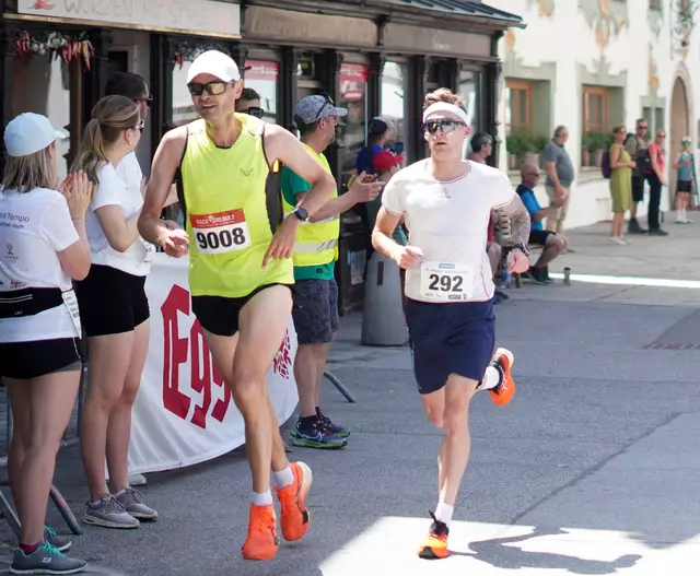 Im 6,1 km Hauptlauf legten Marius Stang (Nr. 9008) und der spätere Sieger Alexander Brandner vom Start weg ein hohes Tempo vor | Foto: E. Jöchl 