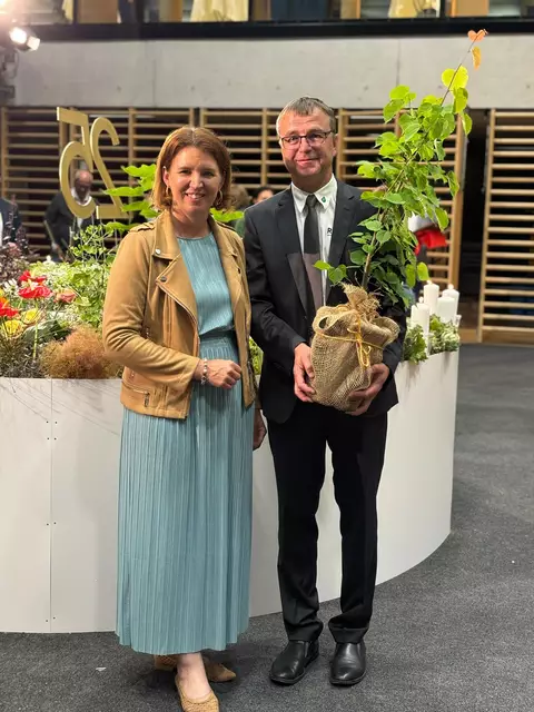 Agrar-Landesrätin Michaela Langer, Weninger gratuliert Direktor Wolfgang Eder zum Jubiläum. | Foto: Land OÖ/Egger