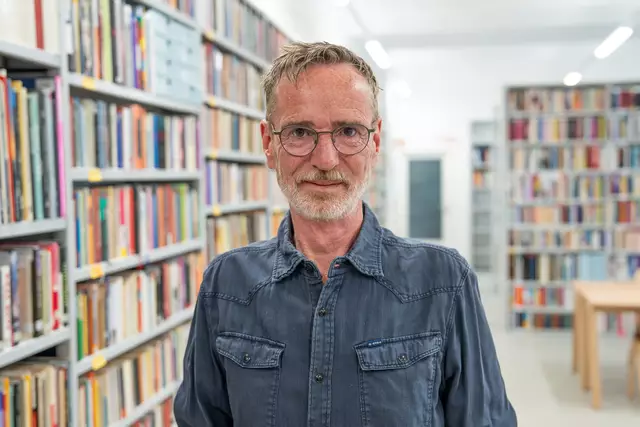 Hannes Sulzenbacher ist Mitgründer und Leiter des Qwiens. Er ist für die Kuration zuständig. | Foto: Valentina Marilenić
