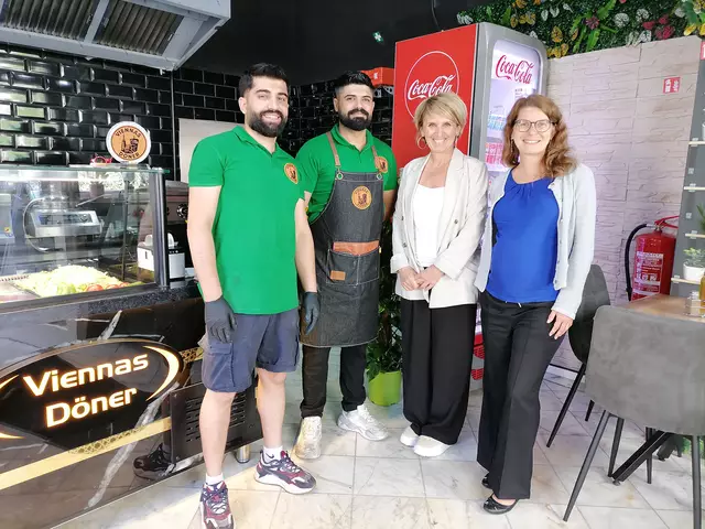 Daniela Zeiner (Mitte rechts) und Vize-Bürgermeisterin Anna-Maria Demmelmayr (re.) besuchten Bashar Husam (Mitte links) und Ibrahim Weam (li.) im neu eröffneten Viennas Döner in der Enge Gasse 1. 
 | Foto: TIC Steyr
