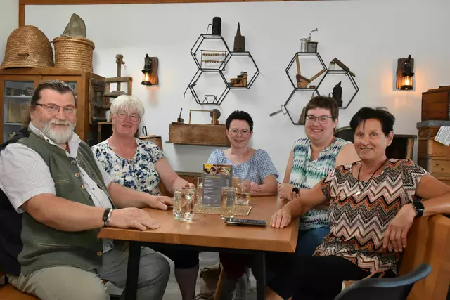 Werner Schöller, Christa Wanko, Karin Hölzl, Sabine Wanko und Gertrude Dangl (v.l.) | Foto: PBZ Waidhofen/Thaya