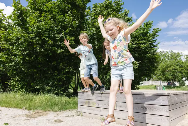 Beim Ferienspiel steht der Spaß für Kinder bis 14 Jahren im Vordergrund. Aber es sollen auch versteckte Talente der Kids gefördert werden. Etwa bei Kreativ-Stationen oder beim Floß-Bau. | Foto: WIENXTRA/Aleksandra Kawka