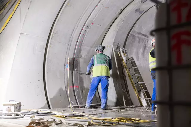 Allein an der Baustelle im Fröschnitzgraben sind 450 Tunnelarbeiter beschäftigt – zumeist 400 Meter unter der Erde und in 12-Stunden-Schichten. | Foto: Martin Meieregger