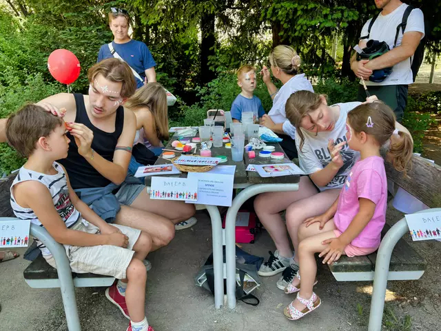Die Kinderschminkstation der Bildungsanstalt für Elementarpädagogik sorgte für farbenfrohe und strahlende Gesichter. | Foto: Verein Josefstädter Kinderfeste/Bernd Kantoks