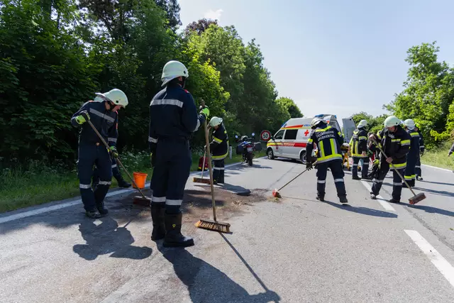Die Feuerwehr reinigte die Fahrbahn. | Foto: Manuel Kitzler