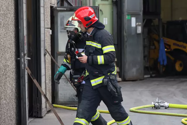 Die Feuerwehr musste einen Gefahrstoffeinsatz bei der Welser Firma Mettec Guss durchführen – dort war es in einem Behälter zu einer heftigen chemischen Reaktion gekommen. | Foto: laumat.at