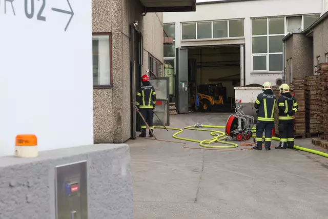 Die Feuerwehr musste einen Gefahrstoffeinsatz bei der Welser Firma Mettec Guss durchführen – dort war es in einem Behälter zu einer heftigen chemischen Reaktion gekommen. | Foto: laumat.at