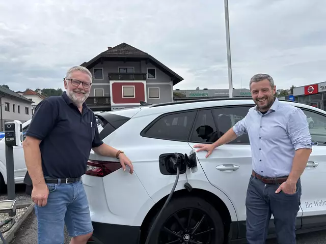 Beim Autohaus Gmeiner in Waldhausen: Erhard Meindl (Verantwortlicher Gewerbeschau Strudengauer Messe) und Kurt Leonhartsberger, Geschäftsführer Klima- und Energie-Modellregion Bezirk Perg. | Foto: MeinBezirk Perg/Köck