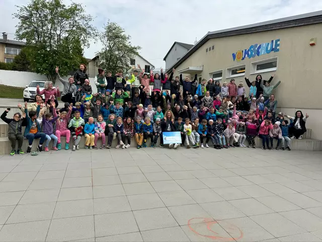 Schüler und Lehrer der VS Reichenthal bei der Checkübergabe 
 | Foto: Krebshilfe OÖ