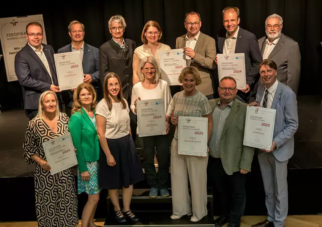 Die Regionsvertreter mit den Zertifikaten „familienfreundlichegemeinde“ und „familienfreundlicheregion“ | Foto: Harald Schlossko