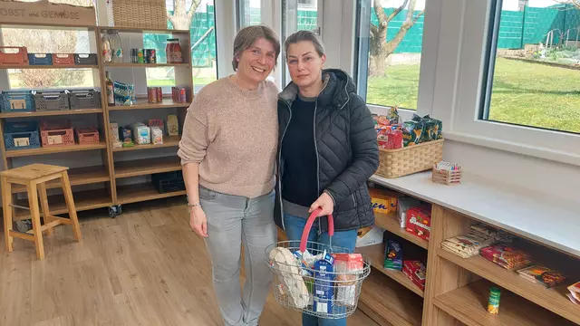 Betreuerin Petra Streimelweger mit einer Kundin | Foto: Caritas