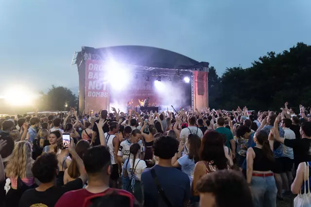 Beim Donauinselfest 2025 werden täglich tausende Besucher erwartet. Für die Anreise werden die öffentlichen Verkehrsmittel empfohlen. | Foto: APA/Florian Wieser