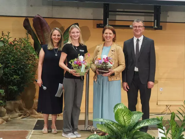Ritzlhof – seit 25 Jahren unverzichtbar: Claudia Schörghofer, Franziska Rahstorfer, Landesrätin Michaela Langer-Weninger, Direktor Wolfgang Eder (v. l. n. r.).  | Foto: LFS Ritzlhof/Nachbauer