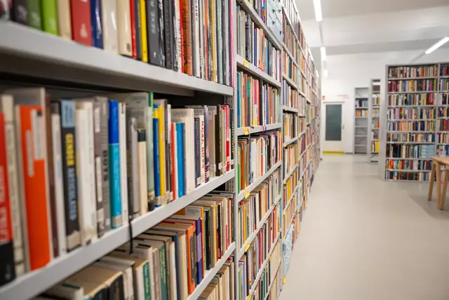 In der Bibliothek liegen über 10.000 Werke zu queeren Thematiken zur freien Recherche auf. | Foto: Valentina Marilenić