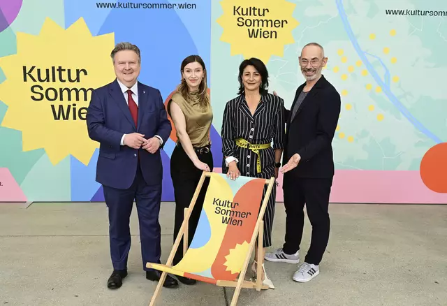 Bei der Präsentation, v. l.: Stadtchef Michael Ludwig (SPÖ), Marina Lacković (Mitglied des Künstlerischen Boards für Kabarett, auch bekannt als "Malarina"), Kulturstadträtin Veronica Kaup-Hasler (SPÖ) und Wolfgang Schlögl (Mitglied des K. B. für Rock, Elektronische und Experimentelle Musik). | Foto: Stadt Wien / Christian Jobst