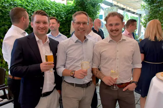 Markus Maierhofer (li) mit Gästen. | Foto: MeinBezirk