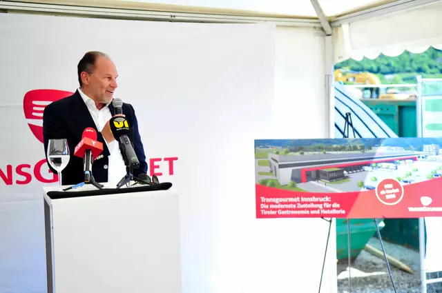 GF Thomas Panholzer erläuterte die Details des Neubaus, der auf einer Graphik dargestellt wurde. | Foto: Hassl