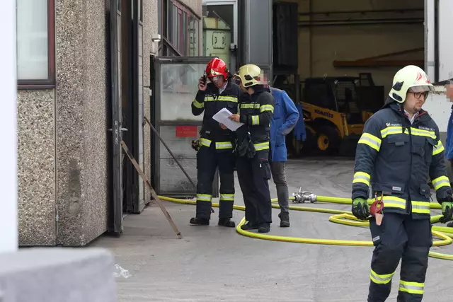 Die Feuerwehr musste einen Gefahrstoffeinsatz bei der Welser Firma Mettec Guss durchführen – dort war es in einem Behälter zu einer heftigen chemischen Reaktion gekommen. | Foto: laumat.at