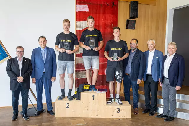 Siegerfoto Hochbau v.l.: Stefan Schraml (Leiter Gebietsbauamt Krems), Josef Decker (Straßenbaudirektor NÖ), Jonas Haselreither (2. Platz), Sieger Florian Haselsteiner, Jan Stelzeneder (3. Platz),
Juryvorsitzender und Lehrlingswart Wolfgang Hackl, Landesinnungsmeister Günther Lehner, Bundesinnungsmeister und Landesinnungsmeister-Stellvertreter Robert Jägersberger.
 | Foto: Paul Plutsch