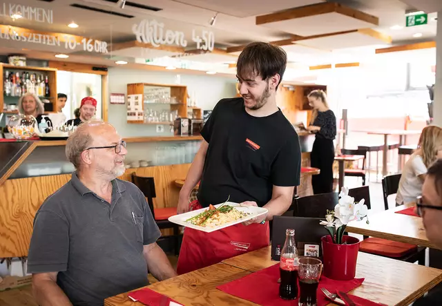 Im incafé von Jugend am Werk Steiermark arbeiten Menschen mit Behinderung in Küche und Service. Geboten wird zum Beispiel ein tägliches Mittagsmenü. | Foto: Jugend am Werk Steiermark/Miriam Raneburger
