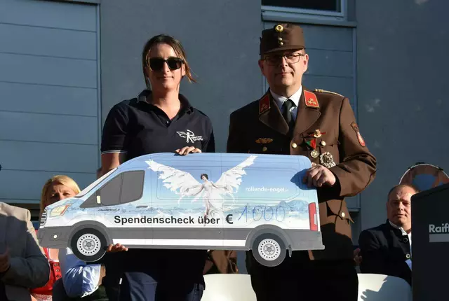 Anstelle der Gastgeschenke gab es für den Verein "Rollende Engel" einen Spendenscheck von der FF Waizenkirchen. | Foto: Birgit Pühringer