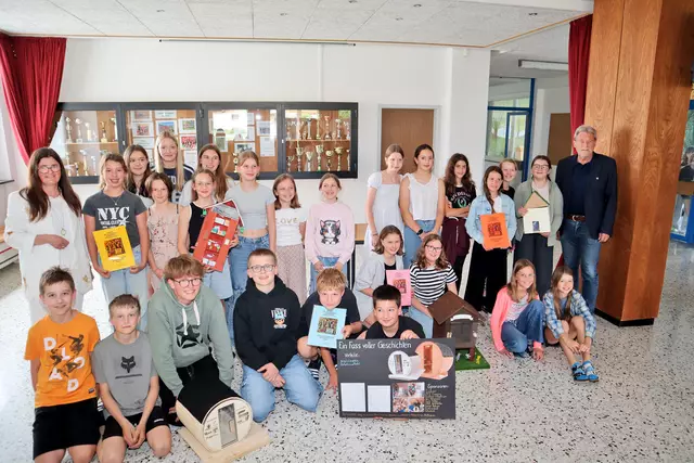 Die fünf Siegergruppen „Seitenwechsel“ mit Michaela Oberlechner (li.) und Bürgermeister Helmut Berger (re.). | Foto: Gemeinde Kirchberg