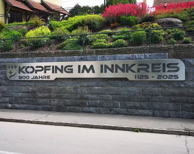 Der neue Schriftzug zum 900-Jahr-Jubiläum beim Gemeindeamt in Kopfing. | Foto: Gemeinde Kopfing