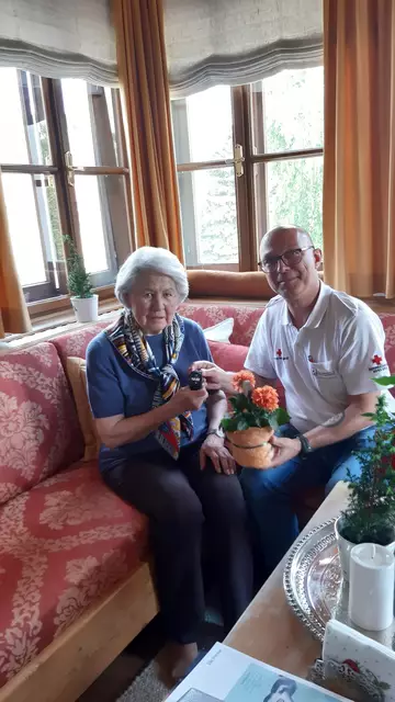 Frau Herta B. nahm das System in Empfang und durfte sich über einen Blumenstrauß als kleine Aufmerksamkeit freuen. | Foto: ÖRK