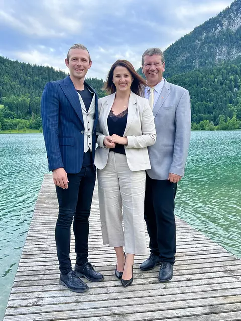Obmann Thomas Krimbacher, Landesrätin Astrid Mair und Landesobmann Jakob Wolf (v.l.) freuen sich über die Neuwahl.  | Foto: AAB-Kufstein